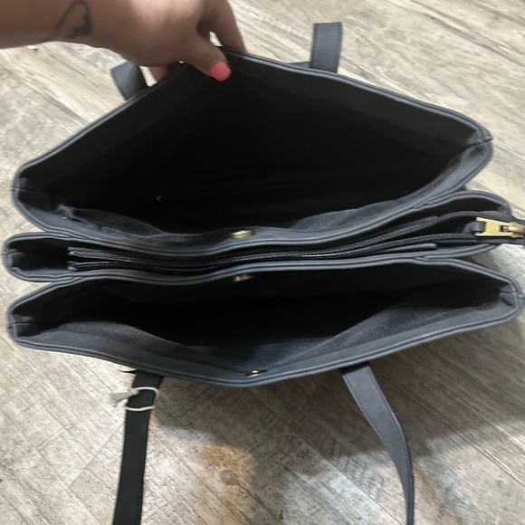 Universal Thread Multi Compartment Tote - Picture 2 of 3